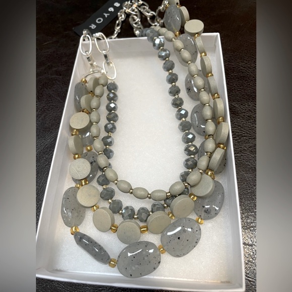 86 York Dezzi Beaded Statement Necklace. Green. New in box. - Picture 4 of 4